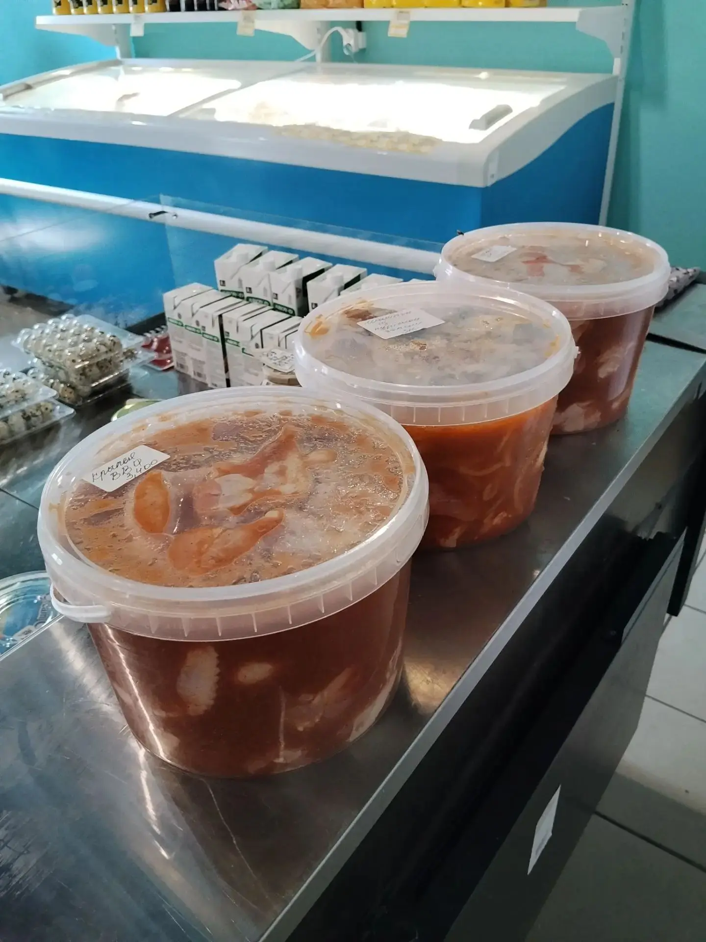 Свежие продукты на витрине Вкусопта